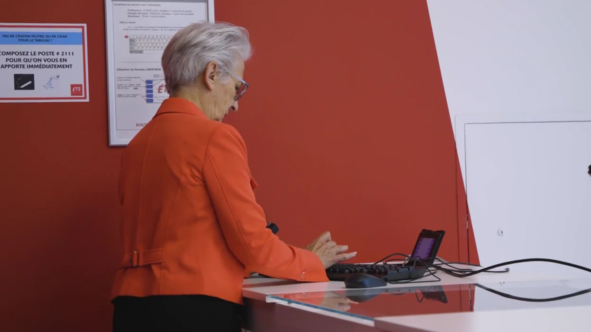 Professeur en technologie active dans un espace moderne.