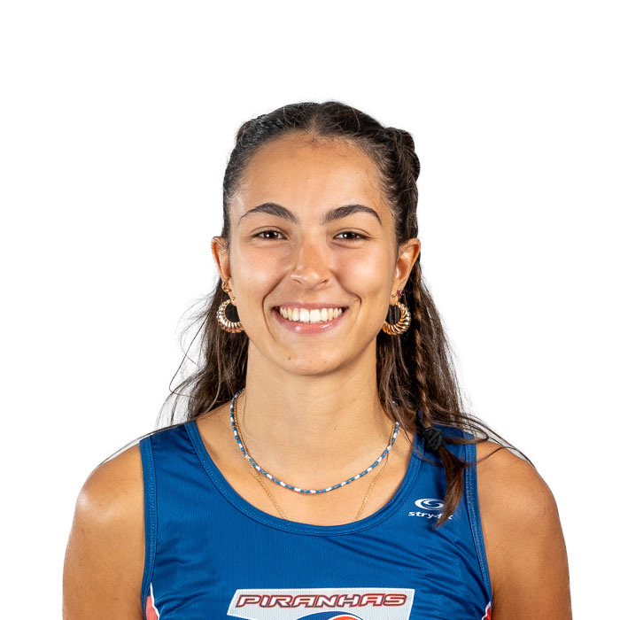 Étudiante dynamique et engagée, affichant un large sourire, elle porte un maillot de l'équipe avec fierté. Passionnée et sportive, elle inspire.