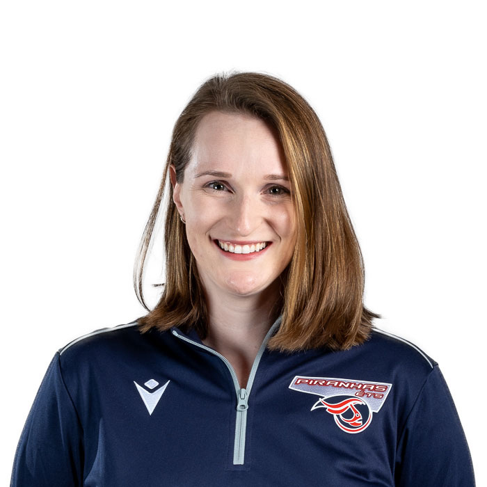 Jeune femme souriante portant un vêtement sportif aux couleurs d'une équipe, affichant assurance et enthousiasme.