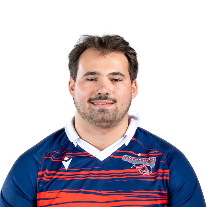 Étudiant en technologie, passionné de rugby, arborant un maillot aux couleurs vives et un sourire confiant.
