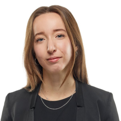 Portrait d'une jeune femme en tenue professionnelle, affichant un regard confiant et un sourire léger. Ambiance sérieuse et moderne.