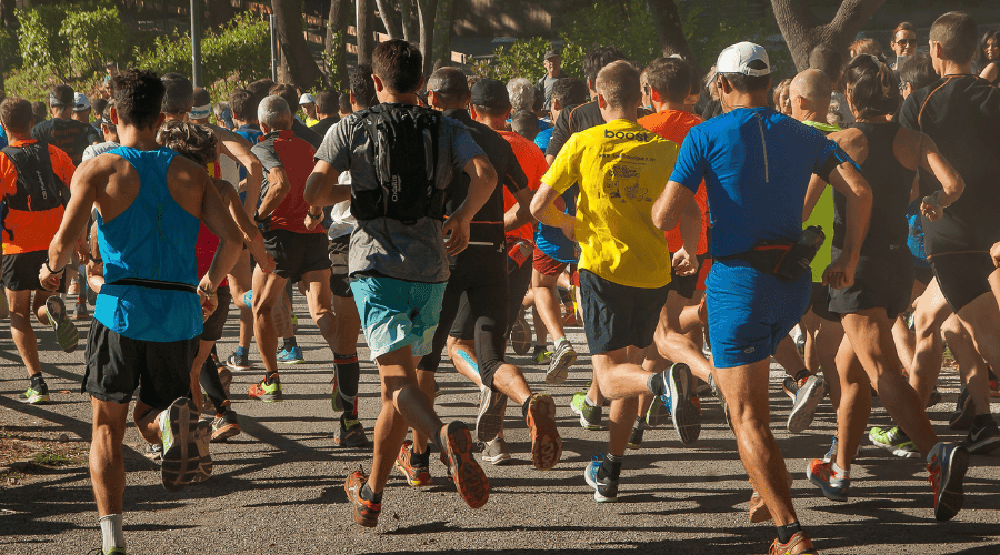 Des coureurs de tous âges et niveaux participent à une course en pleine nature, affichant énergie et détermination.
