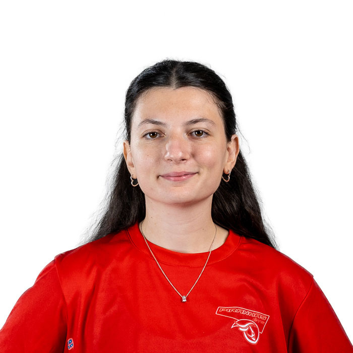 Étudiante souriante en maillot sportif, incarnation de l'esprit d'équipe et du dynamisme universitaire.