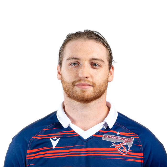 Un étudiant de l'Université en technologie supérieure, affichant fierté et détermination dans son uniforme de rugby.