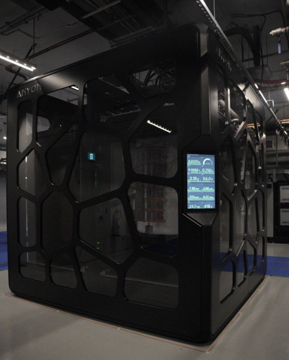 Un espace technologique innovant, avec une structure moderne et des écrans affichant des données avancées. Idéal pour la recherche.