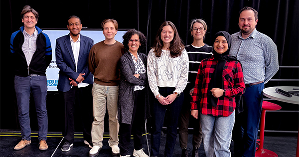 Équipe dynamique de l'Université, engagée dans des projets innovants en technologie, partageant idées et expertises.