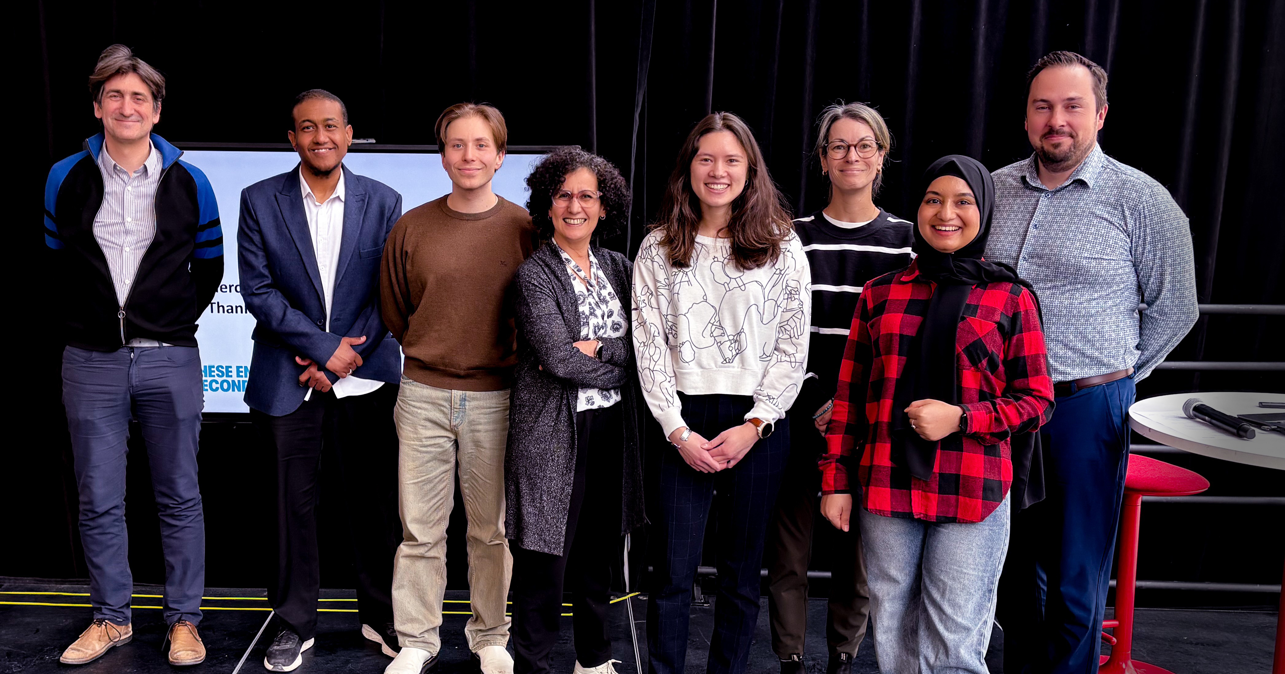 Une équipe diverse et engagée, réunie pour promouvoir l'innovation et la collaboration dans le domaine technologique.