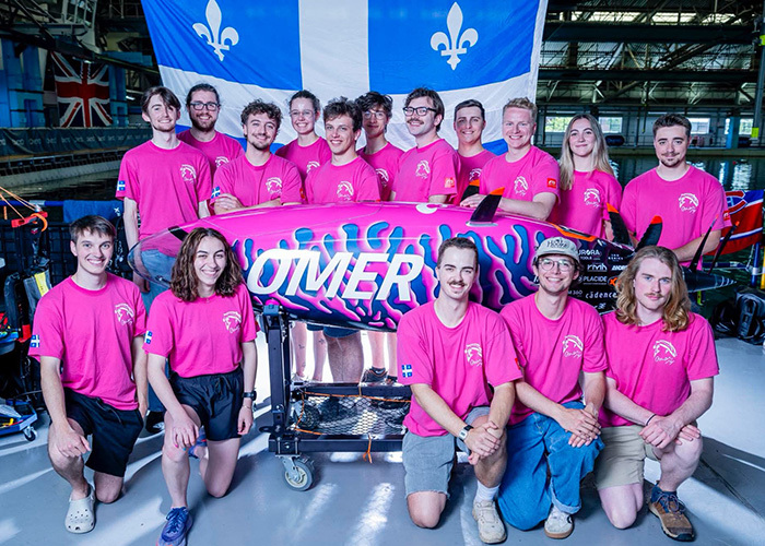 Une équipe dynamique de jeunes innovateurs se rassemblent autour de leur projet, symbolisant la passion et l’excellence en technologie.