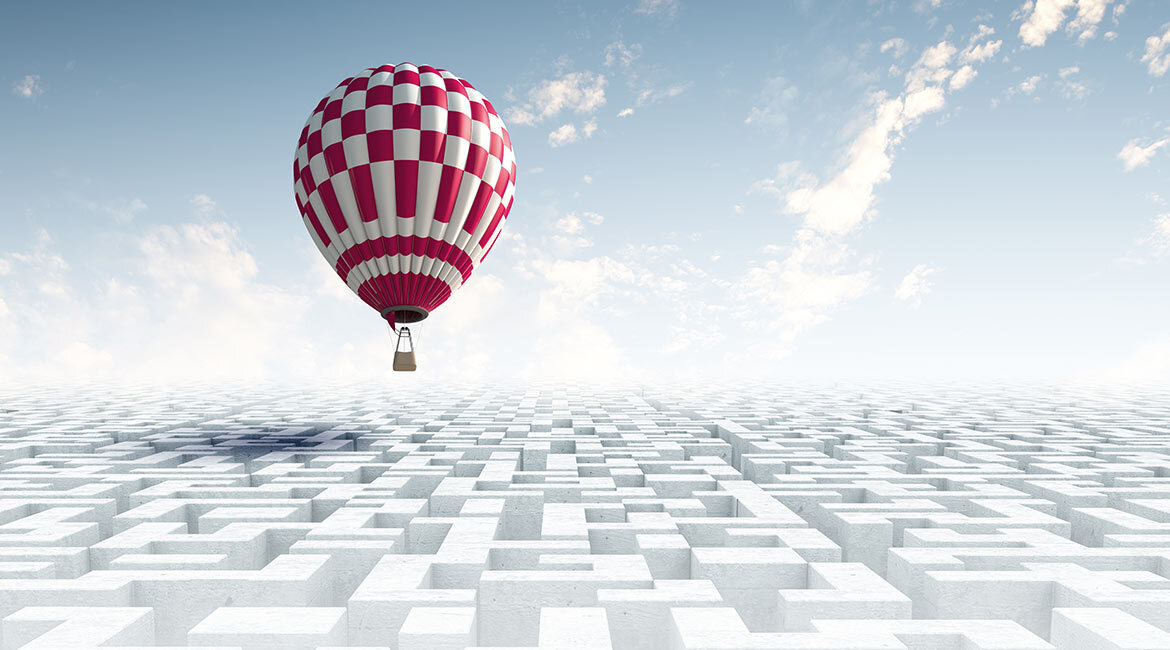 Montgolfière survolant un labyrinthe 3D, symbolisant l'innovation et la résolution de problèmes complexes.