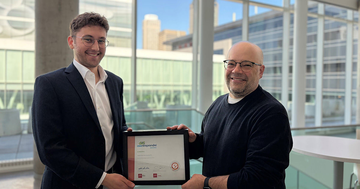 Remise d'un prix au cours d'un événement, mettant en avant l'esprit entrepreneurial et l'innovation des étudiants.