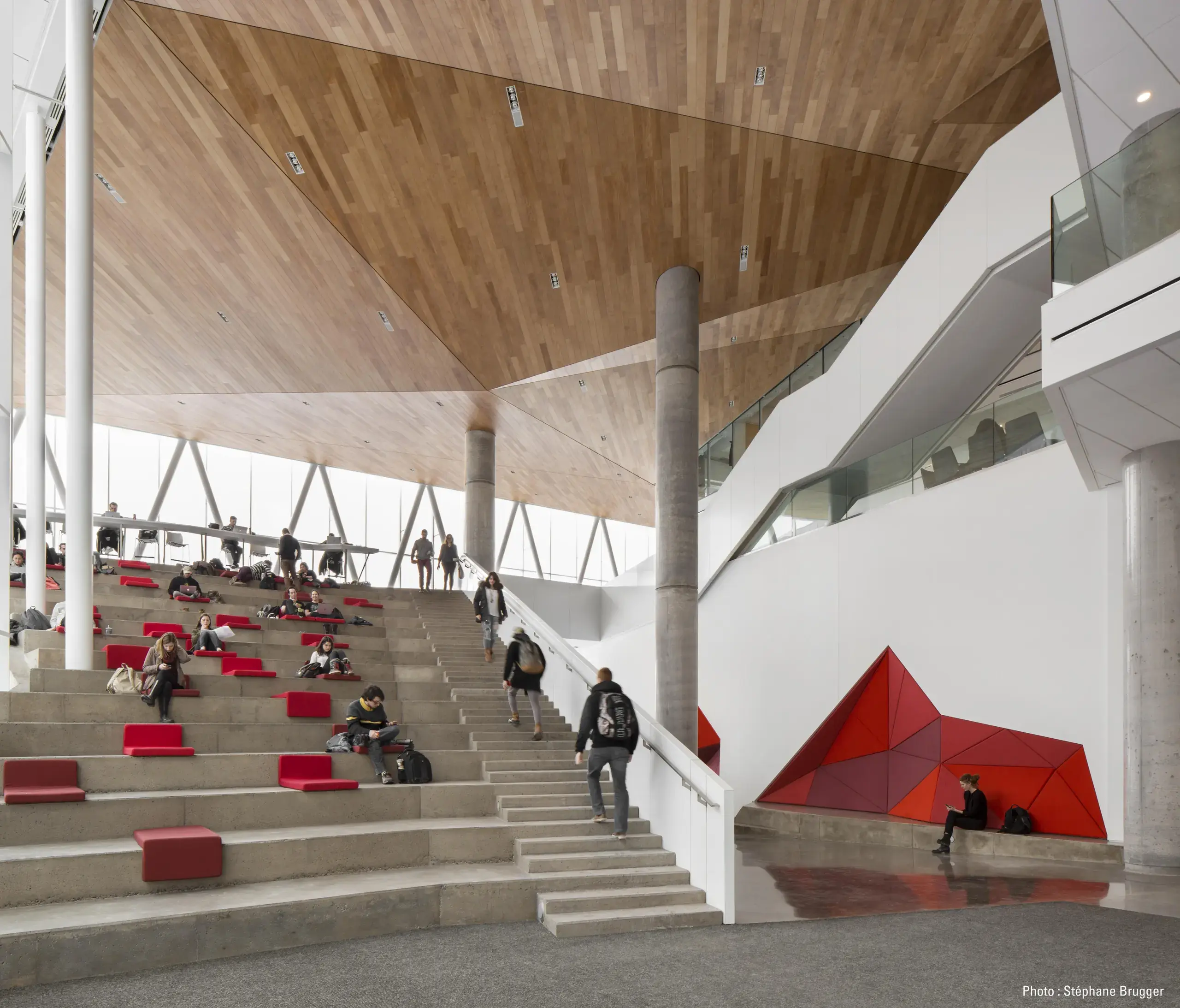 Gradins rouges et escalier de la Maison des étudiants.