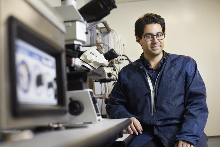 Étudiant en recherche, entouré d'équipements scientifiques avancés, prêt à explorer des innovations technologiques.