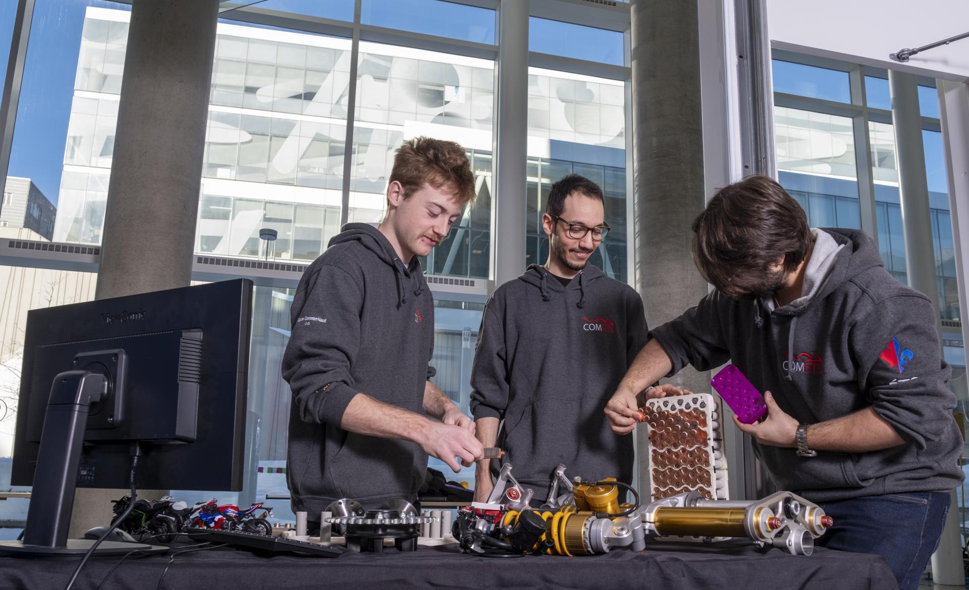 Des étudiants en ingénierie collaborent sur des projets techniques, entourés d'équipements innovants et d'un environnement moderne.