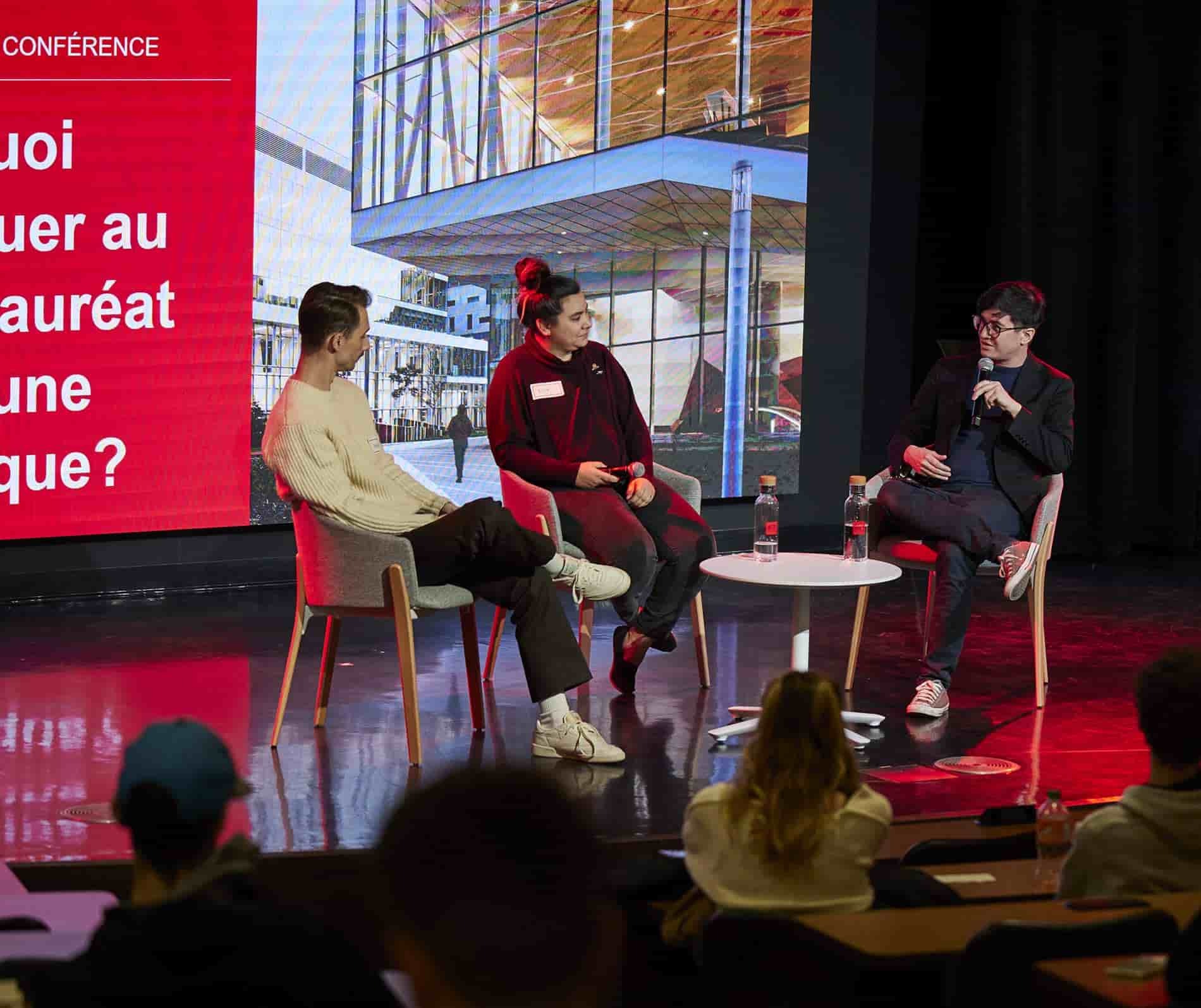 Conférence interactive sur le choix des carrières en technologie, réunissant des étudiants et des experts du domaine.