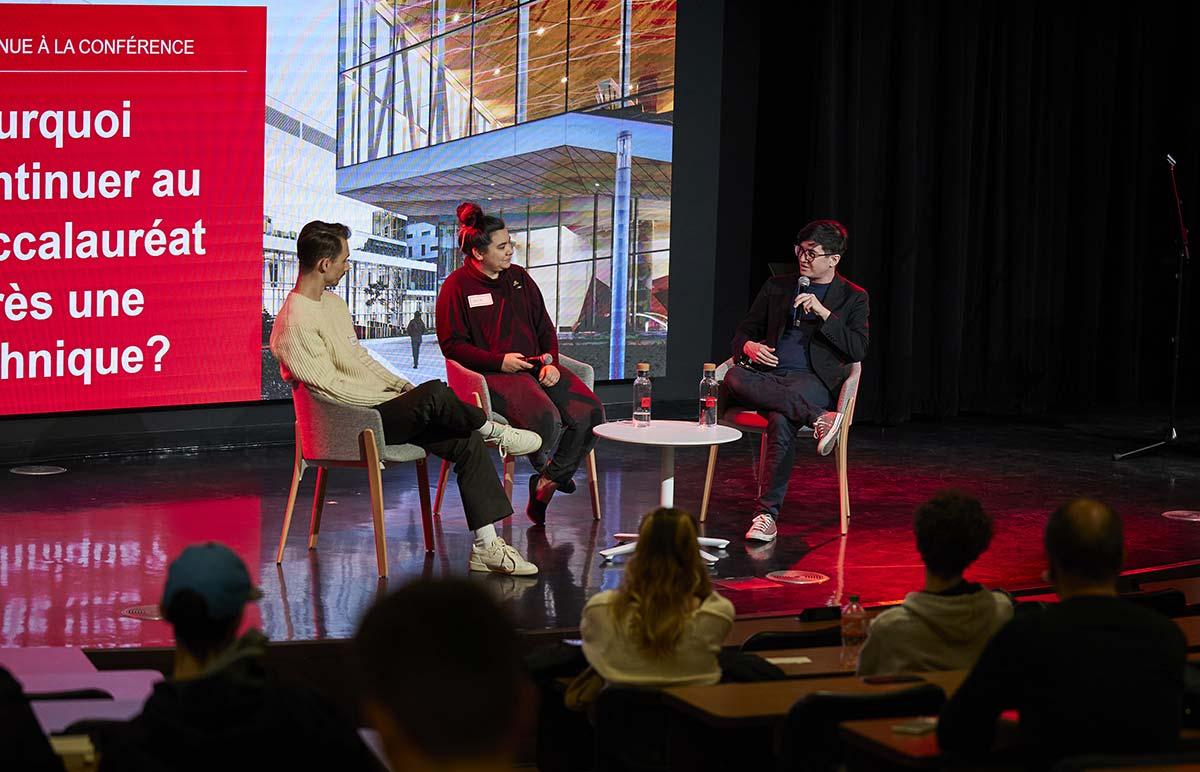 Des étudiants échangent sur l'importance de poursuivre un baccalauréat après un diplôme technique lors d'une conférence.