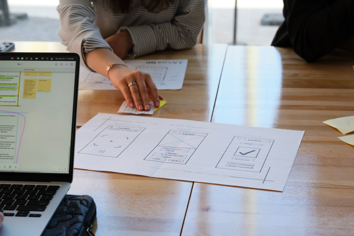 Collaboration autour de maquettes de design d'application, avec des notes et réflexions sur le développement de projets technologiques.