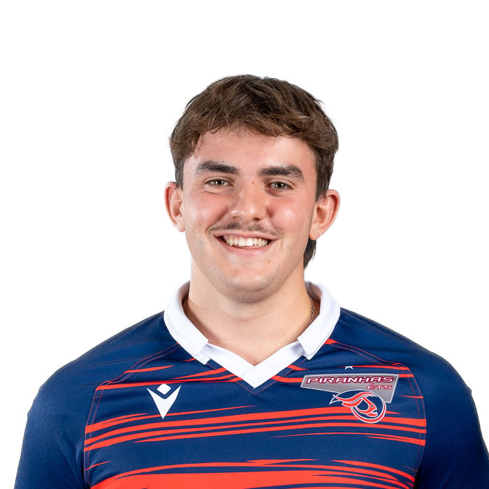 Étudiant en technologie avec une passion pour le rugby, affichant un sourire dynamique dans son uniforme coloré.