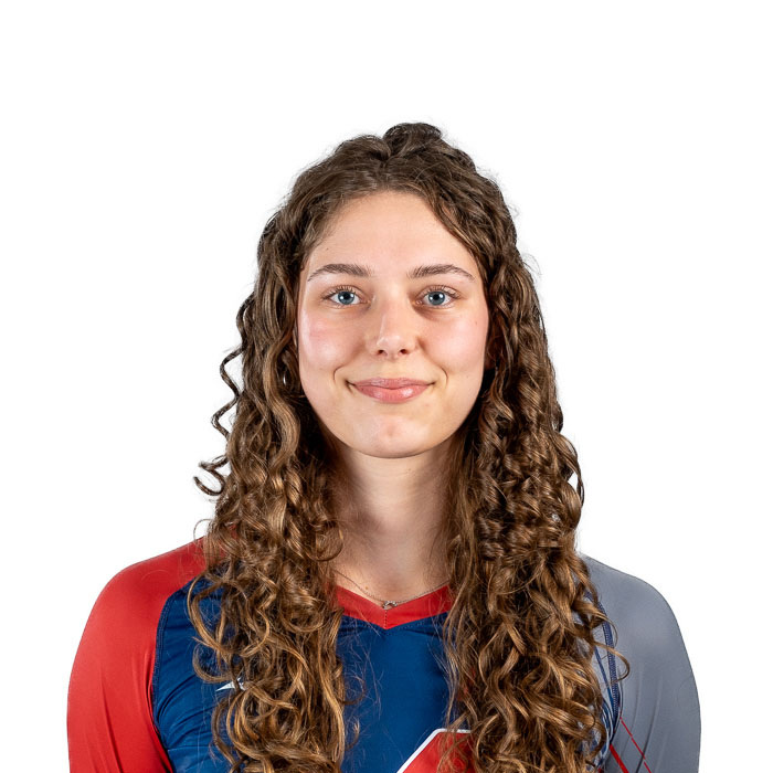 Étudiante souriante portant un maillot aux couleurs distinctives, représentant l'esprit sportif et l'engagement de l'université.