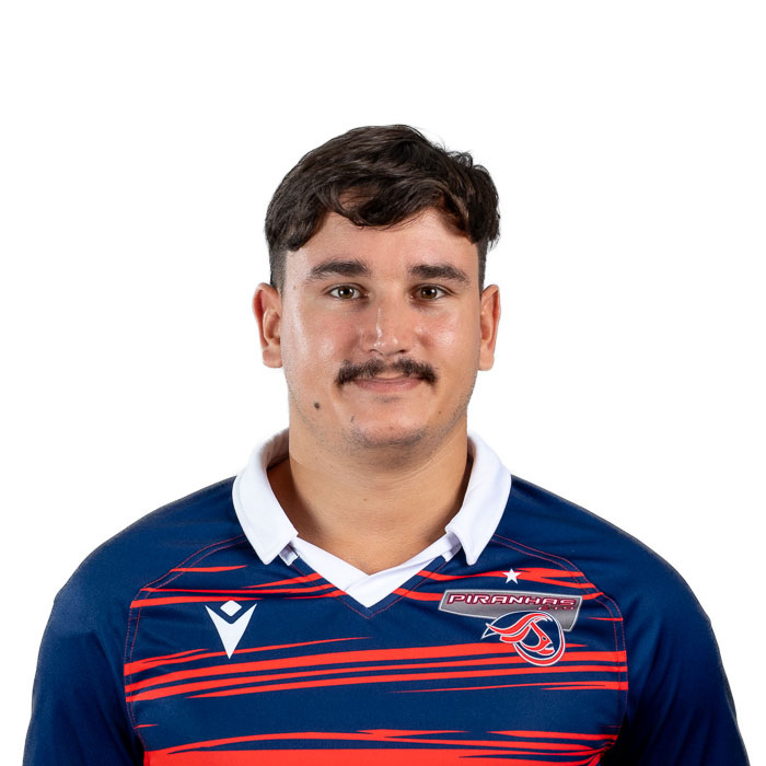 Étudiant sportif en tenue d’équipe, souriant, confiant, moustachu.