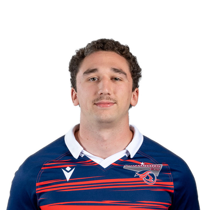 Étudiant en technologie, il porte un maillot aux couleurs vives et affiche un sourire confiant. Passionné de rugby et d'innovation.