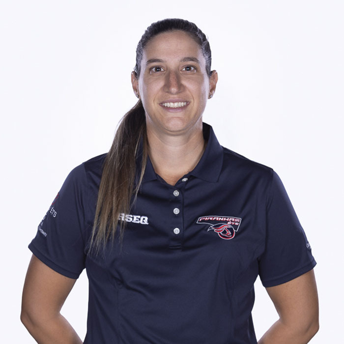 Femme en polo bleu, souriante, affiliée à une équipe ou groupe technologique.