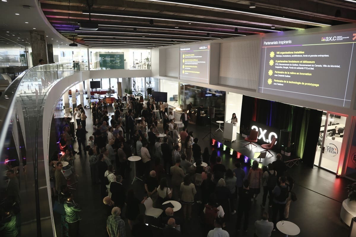 Un rassemblement dynamique se déroule dans un espace moderne, avec des participants attentifs à une présentation sur l'innovation.