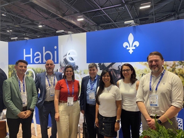 Des professionnels réunis autour d'un stand dynamique, mettant en avant des projets innovants en technologie et collaboration.