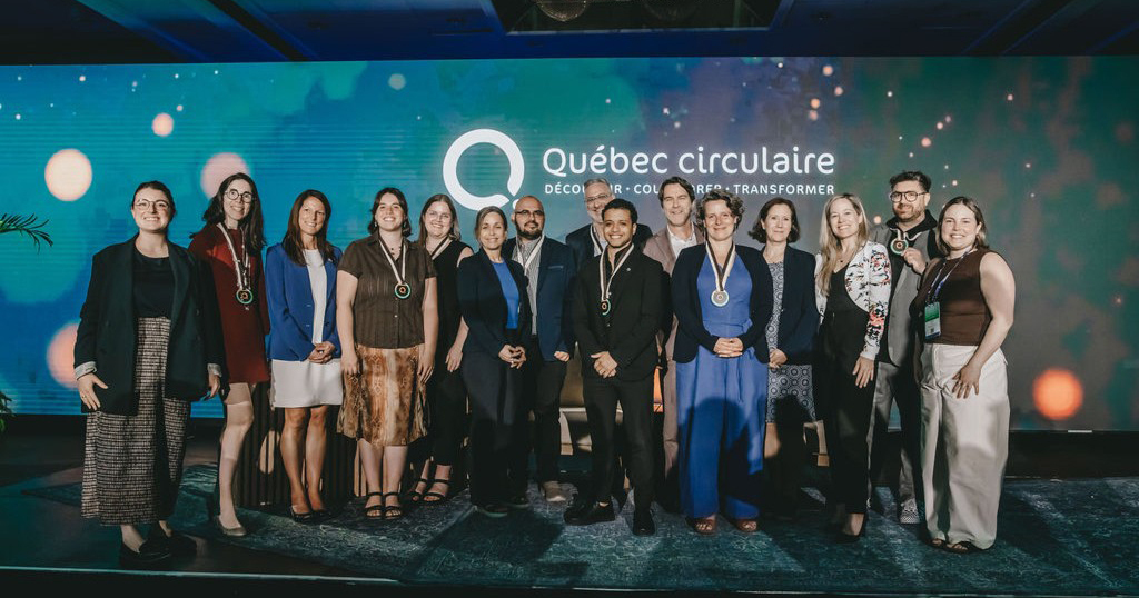 Groupe de participants lors d'un événement de Québec Circulaire, célébrant l'innovation et la transformation durable.