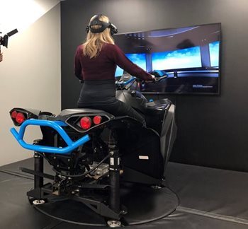 Simulation de moto en réalité virtuelle pour la recherche et l'innovation technologique.