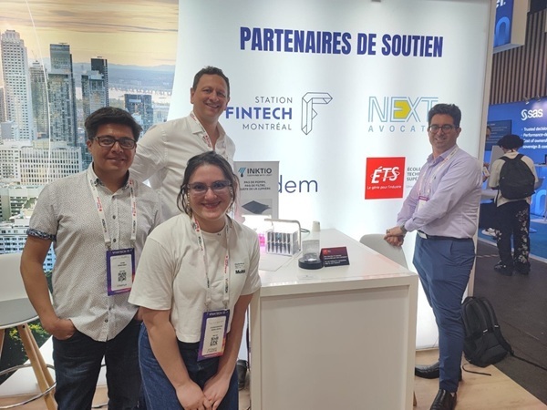 Équipe d'étudiants à un événement, collaborant avec des partenaires technologiques au service de l'innovation et de l'entrepreneuriat.
