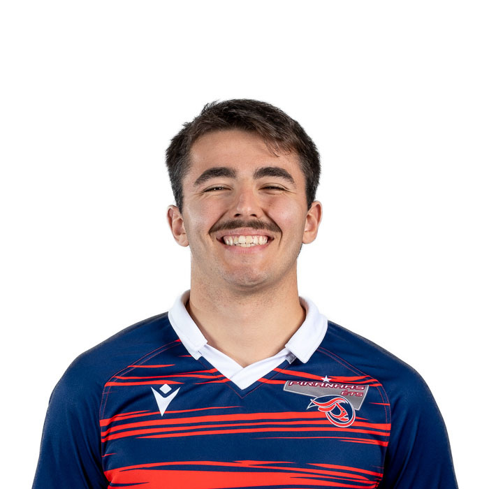 Étudiant en maillot sportif, sérieux et confiant.