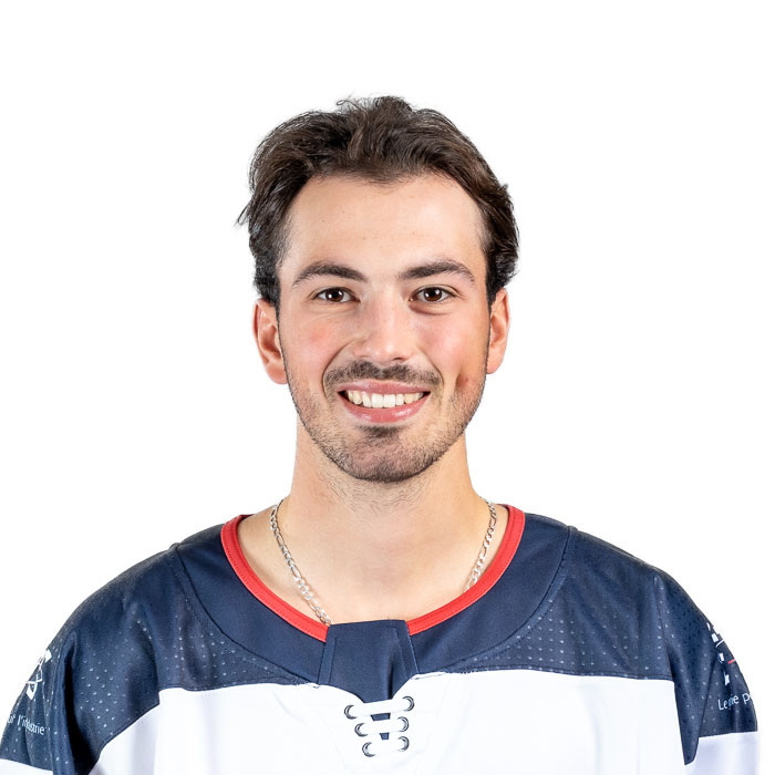 Étudiant souriant en tenue de sport avec logo de l'ÉTS.