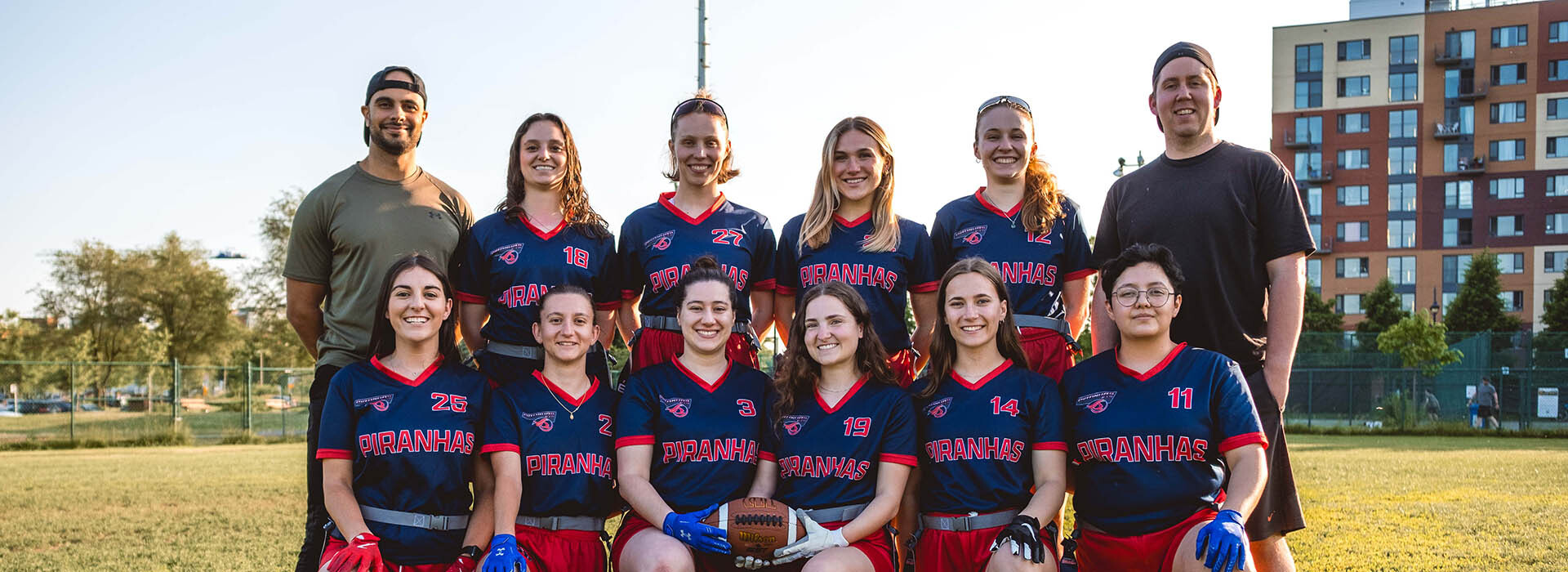 L'équipe féminine de football des Piranhas pose fièrement sur le terrain, prête à relever de nouveaux défis sportifs.
