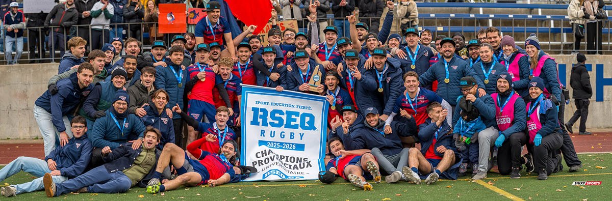 Équipe victorieuse de rugby célébrant leur titre de champions universitaires avec des médailles et une ambiance festive.