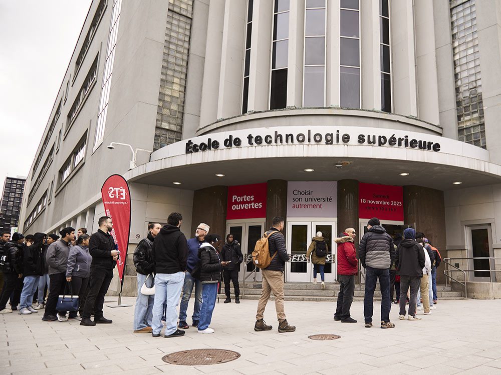 Une foule de visiteurs attend devant l'École de technologie supérieure lors des portes ouvertes, le 18 novembre 2023.
