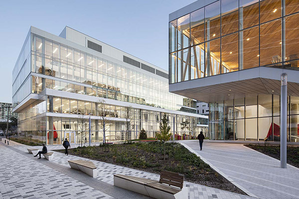 Bâtiments modernes et lumineux, espaces verts et cheminement piéton, créent une ambiance accueillante pour les étudiants et visiteurs.