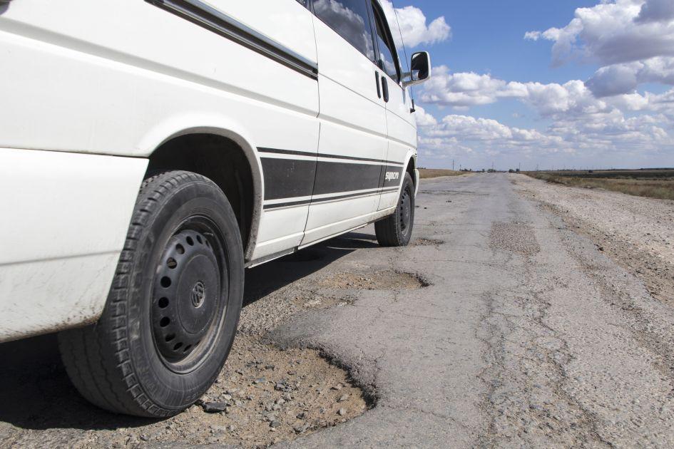 Pothole 1703340 945x630