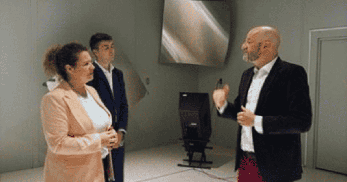 Discussion en groupe sur des thématiques technologiques, mettant en avant l'innovation et la collaboration. Ambiance dynamique et engageante.