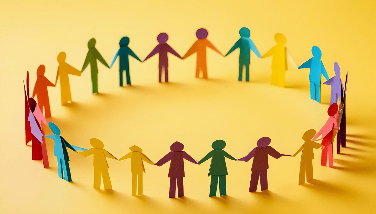Des silhouettes colorées en papier formant un cercle, symbolisant l'unité et la collaboration au sein d'une communauté dynamique.