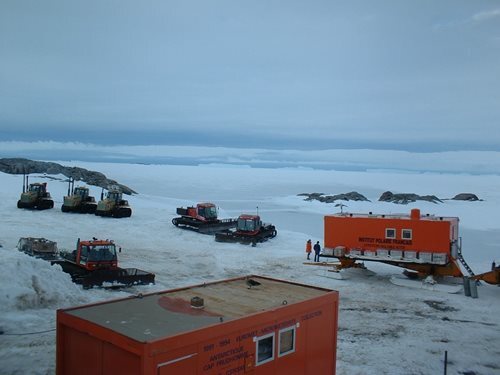 Base de recherche polaire avec véhicules sur glace.