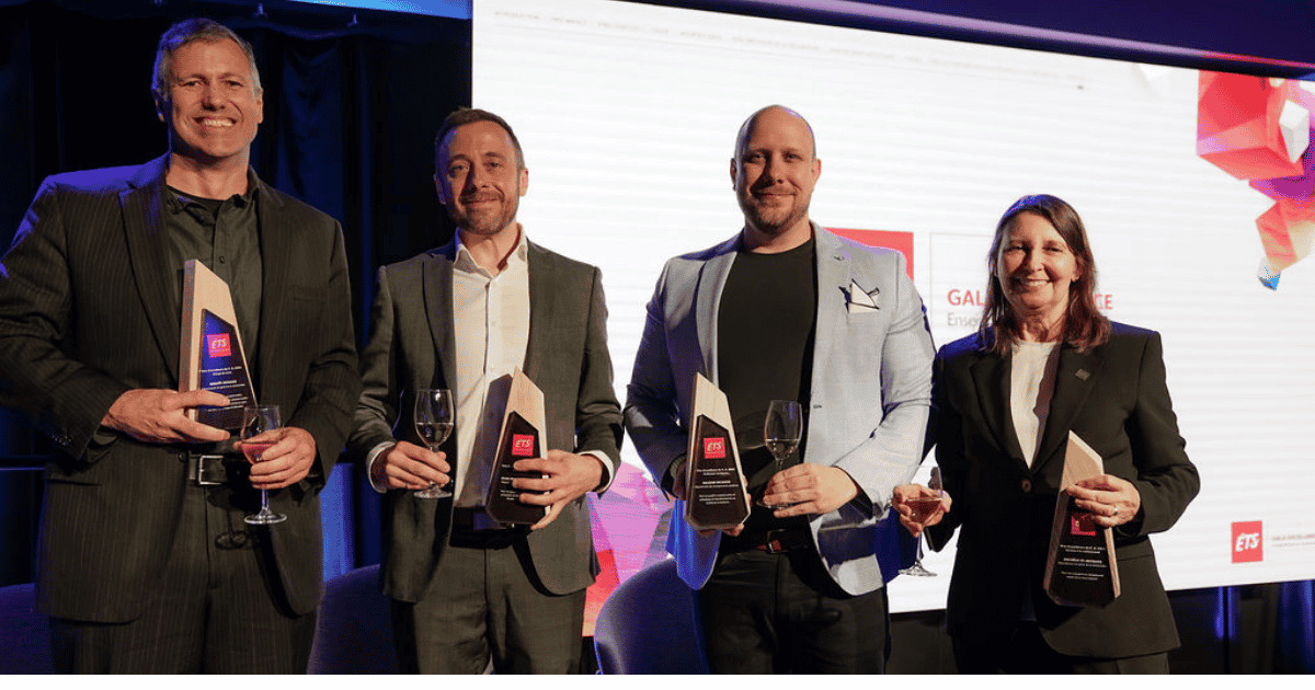 Des lauréats d'un événement de remise de prix, chacun tenant un trophée, célébrant leurs accomplissements dans le domaine technologique.