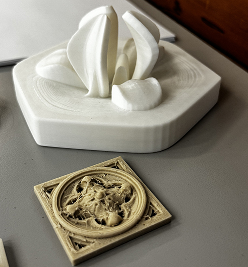 Deux sculptures en relief, l'une évoquant des formes organiques et l'autre un design plus détaillé, illustrent la créativité en modélisation 3D.