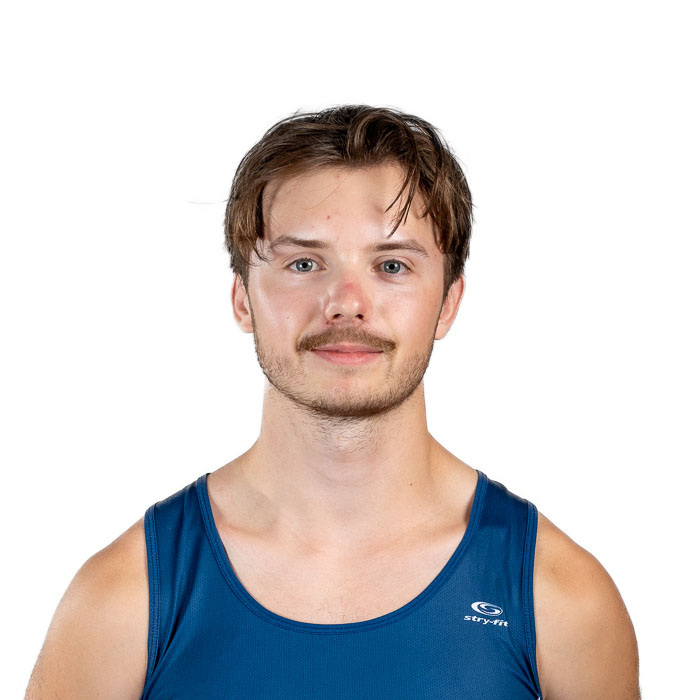Jeune homme souriant, portant un débardeur bleu, affichant une attitude confiante et amicale. Parfait pour un portrait sportif.