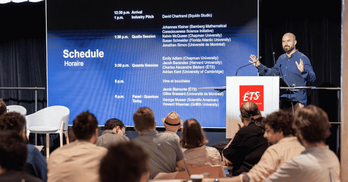 Un conférencier présente le programme d'un événement académique à l'ÉTS, avec des intervenants de plusieurs universités.