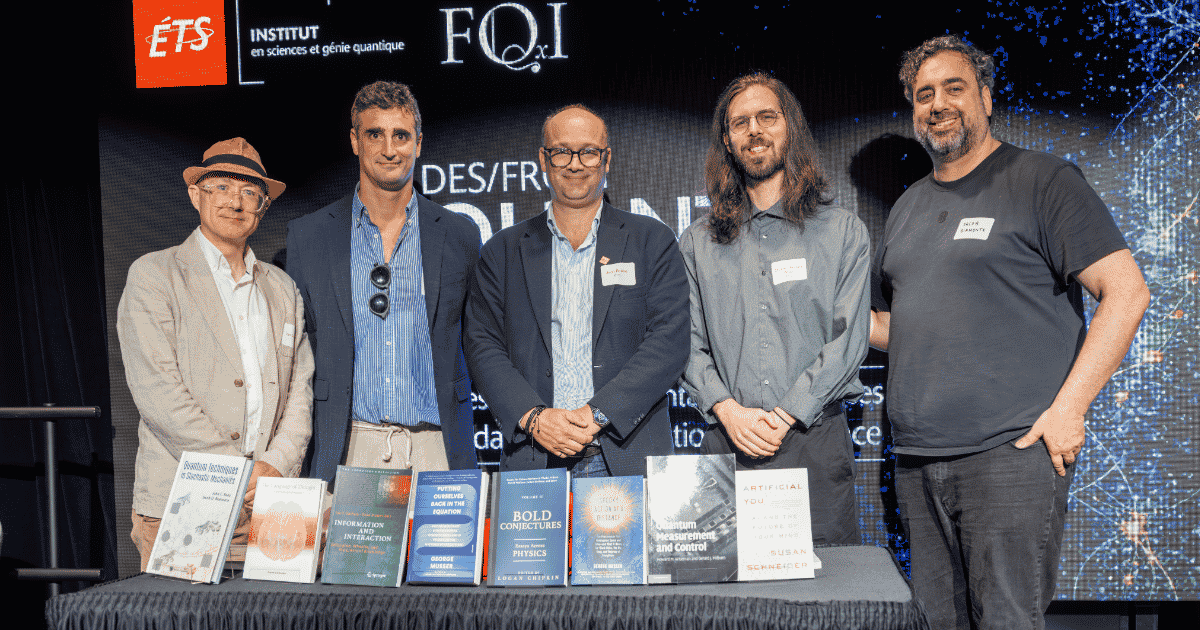 Cinq experts se tiennent devant une table de livres lors d'un événement sur les sciences et le génie quantique, mettant en avant des publications récentes.