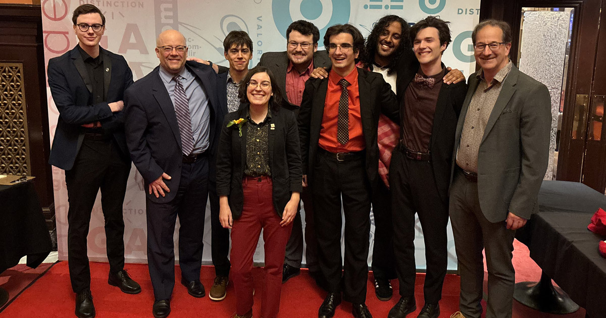 Célébration de génération talentueuse entourée de professeurs, mettant en avant l'esprit de camaraderie et d'accomplissement.