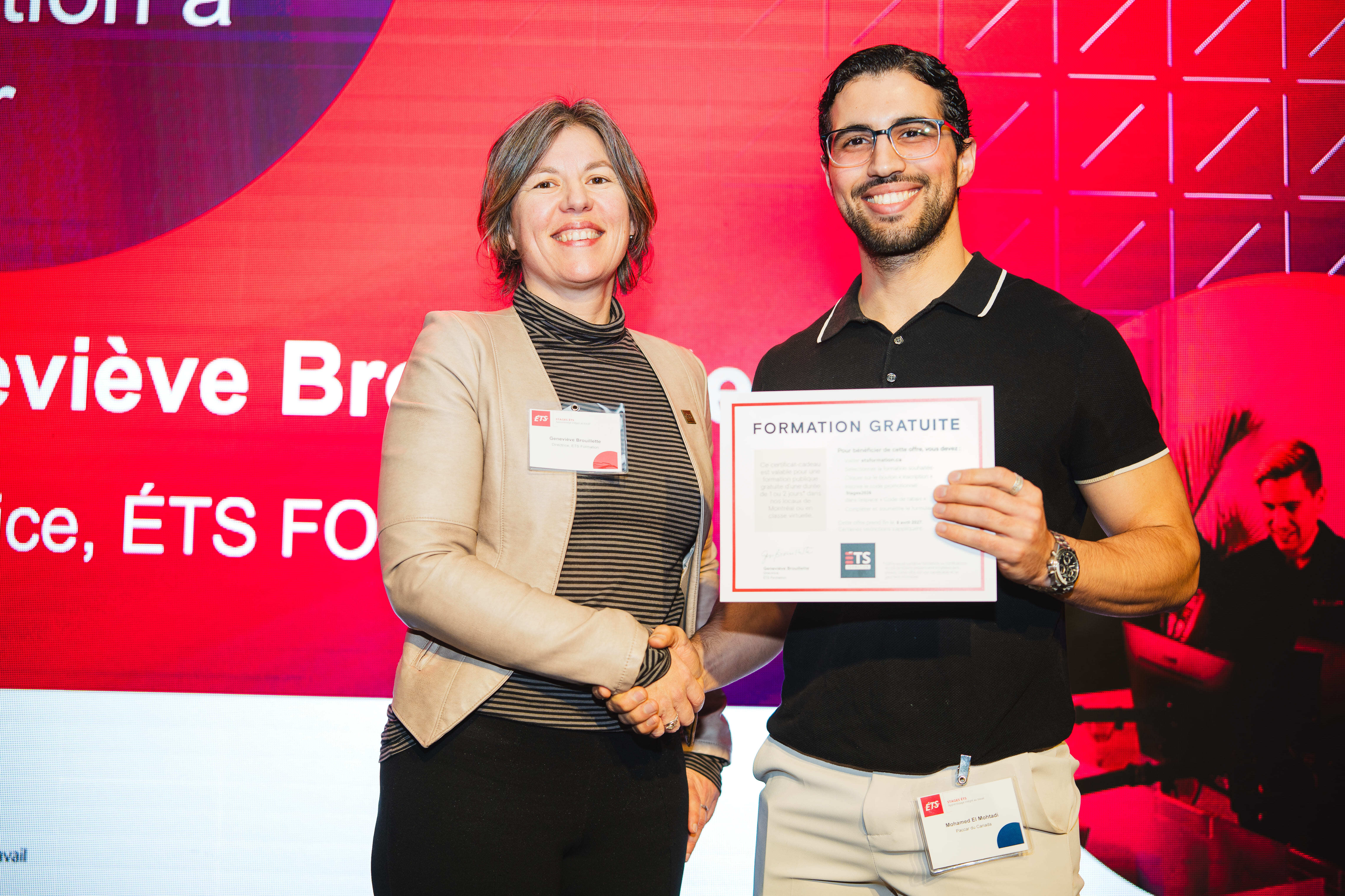 Cérémonie de remise de certificat, soulignant la valeur de la formation gratuite à l'ETS. Sourires et succès incarnés!