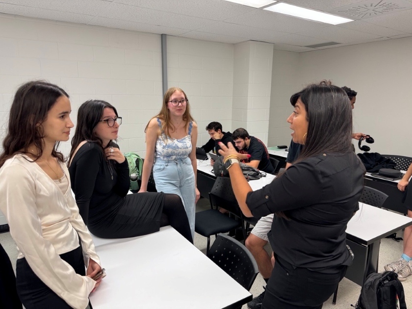 Discussion animée entre étudiants dans une salle de classe moderne, favorisant l'apprentissage collaboratif.