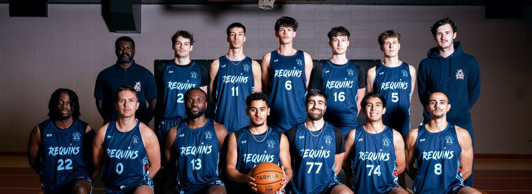 Équipe de basketball rassemblée, vêtue de maillots bleus, mettant en avant camaraderie et esprit sportif à l'Université.