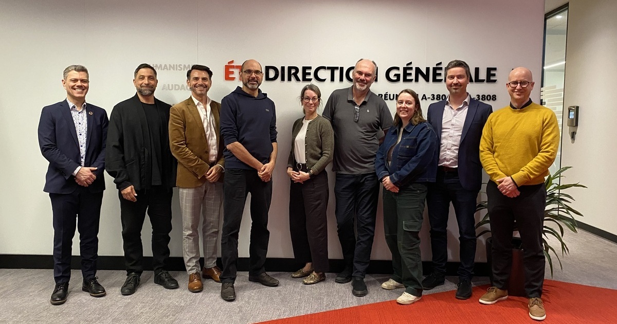 Réunion d'experts en technologie supérieure, échange et collaboration pour l'innovation et le progrès académique.